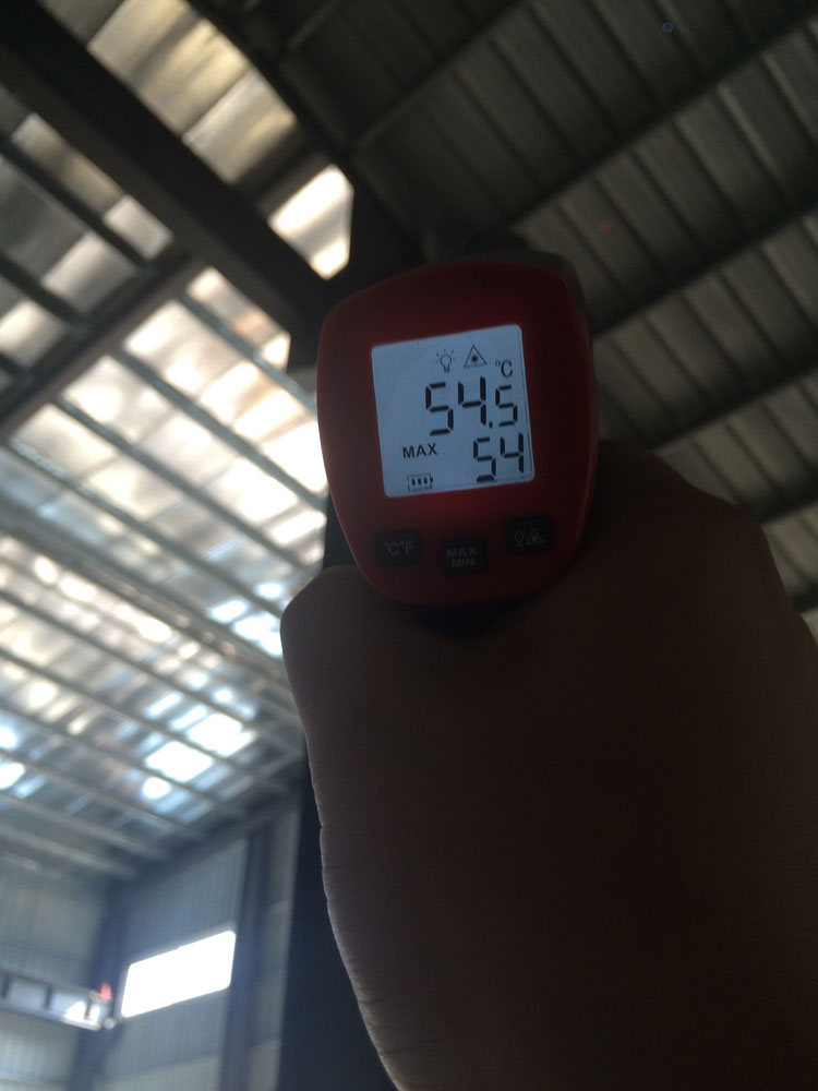 钢构屋顶未按照单层镀铝隔热膜 测量的温度为54度